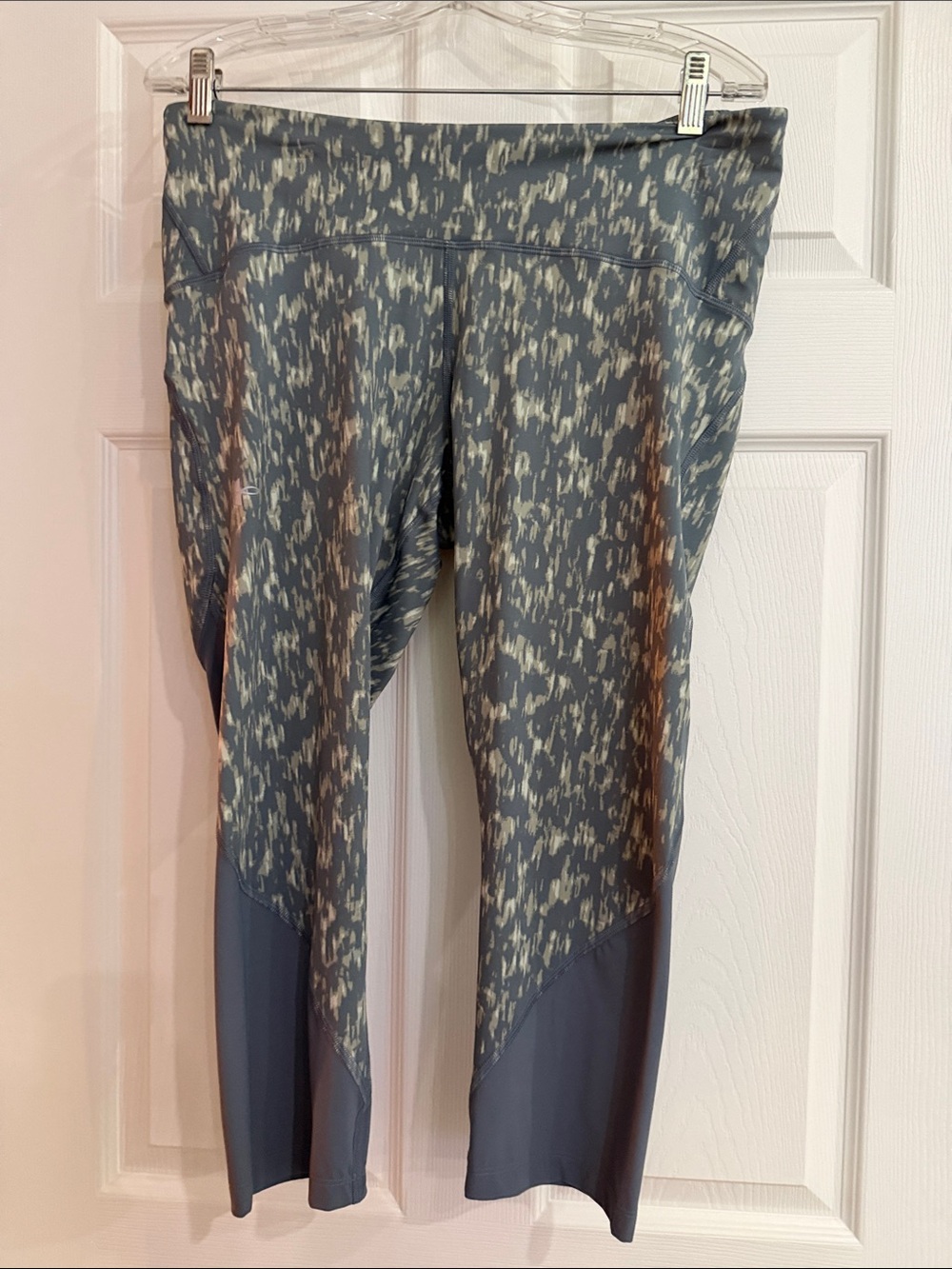 Under Armour Slate Green and Cream Compression Capri Leggings